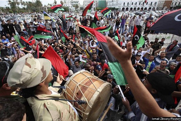 Na praça principal de Trípoli, povo comera morte de Kadafi