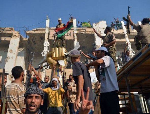 Com a morte de Kadafi, rebeldes saem às ruas comemorar em Trípoli, capital da Líbia